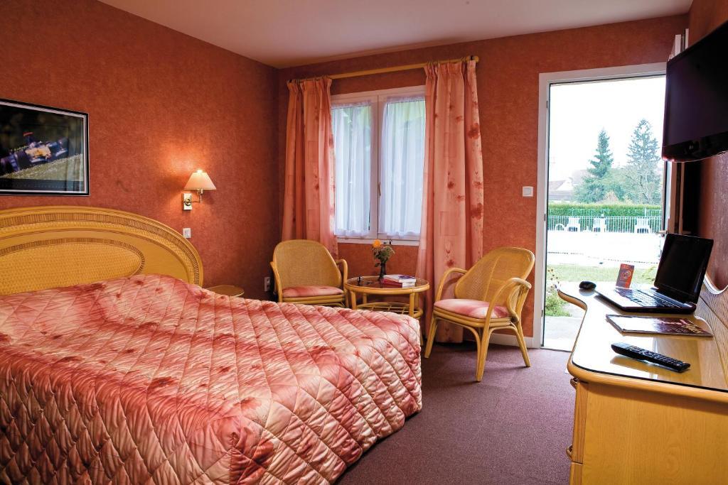 Logis Hotel Du Pont Neuf Le Veurdre Room photo