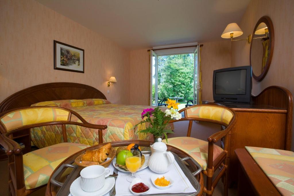 Logis Hotel Du Pont Neuf Le Veurdre Room photo